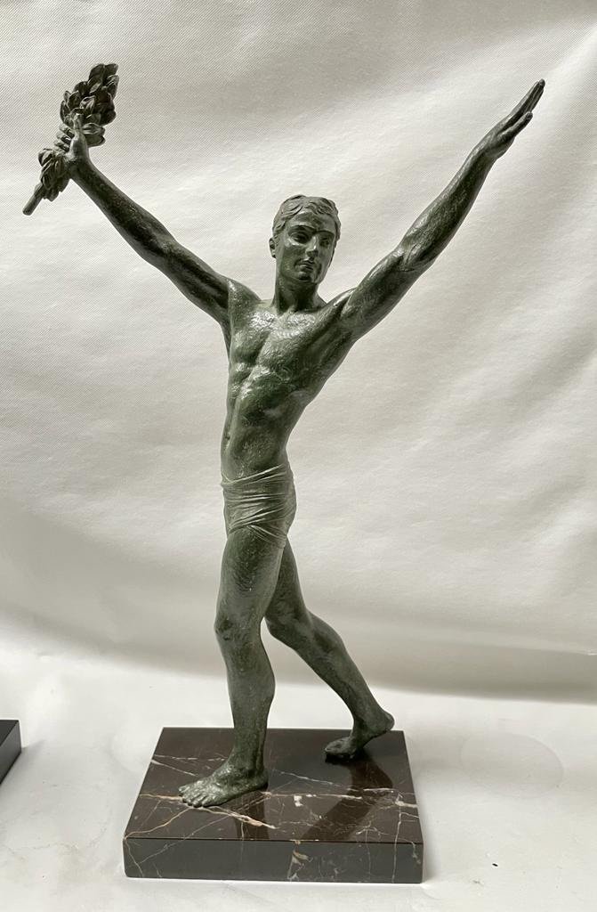 2 Figures Art Déco d'Athlètes avec un trophée Olympique en Régule par D.H.Chiparus et signé avec le pseudonyme de J.Darcourt-photo-6