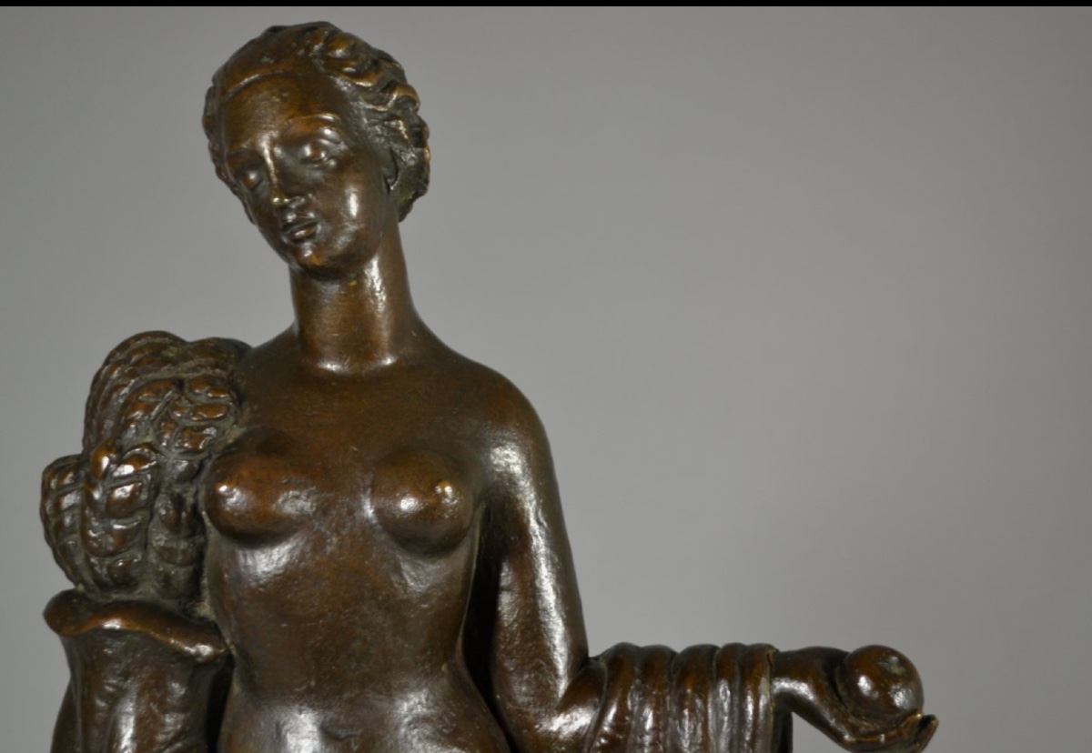 The Young Woman Has The Apple And The Cornucopia-photo-2