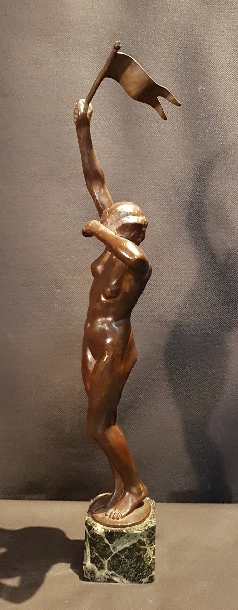 Woman Waving A Flag, Bronze - Floris De Cuyper-photo-2