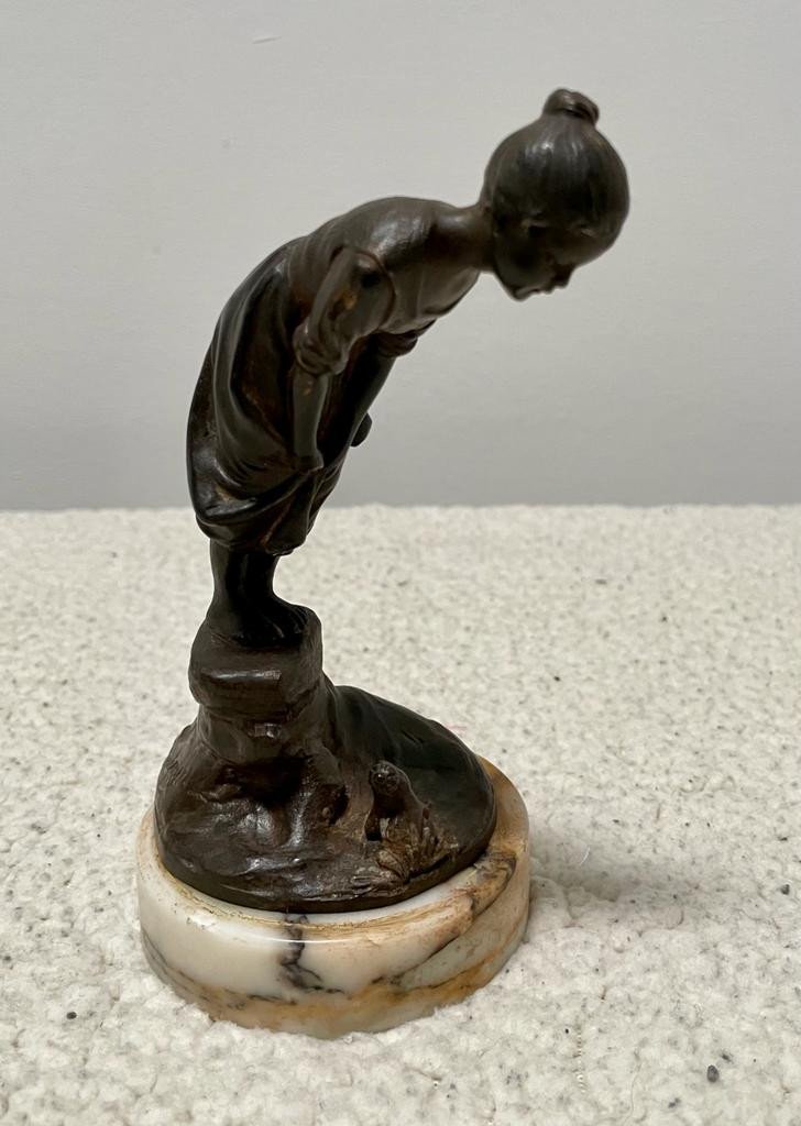 Petite Sculpture En Bronze - Signé Eisenberger - Jeune Fille Avec La Grenouille - Dim. 2x7x13cm