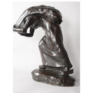 La Porteuse De Charbon Sculpture école Belge  bronze social 