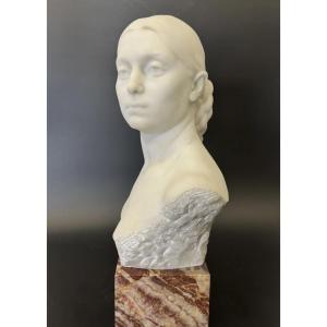 La Romaine de Godefroid Devreese marbre