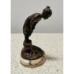 Petite Sculpture En Bronze - Signé Eisenberger - Jeune Fille Avec La Grenouille - Dim. 2x7x13cm