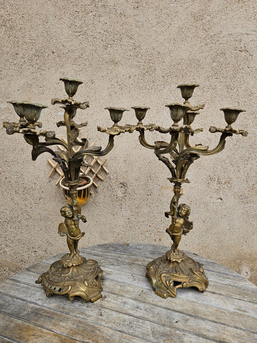 Paire De Candélabres En Bronze Ciselé Et Doré Décor Angelots Style Louis XV