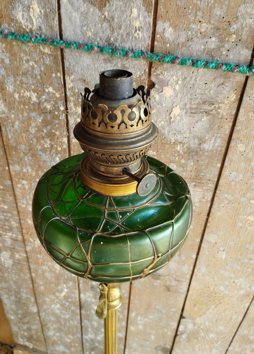 Grande lampe à pétrole réservoir verrerie de Loetz et piètement télescopique-photo-1