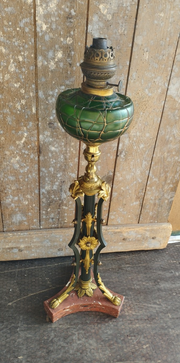 Grande lampe à pétrole réservoir verrerie de Loetz et piètement télescopique