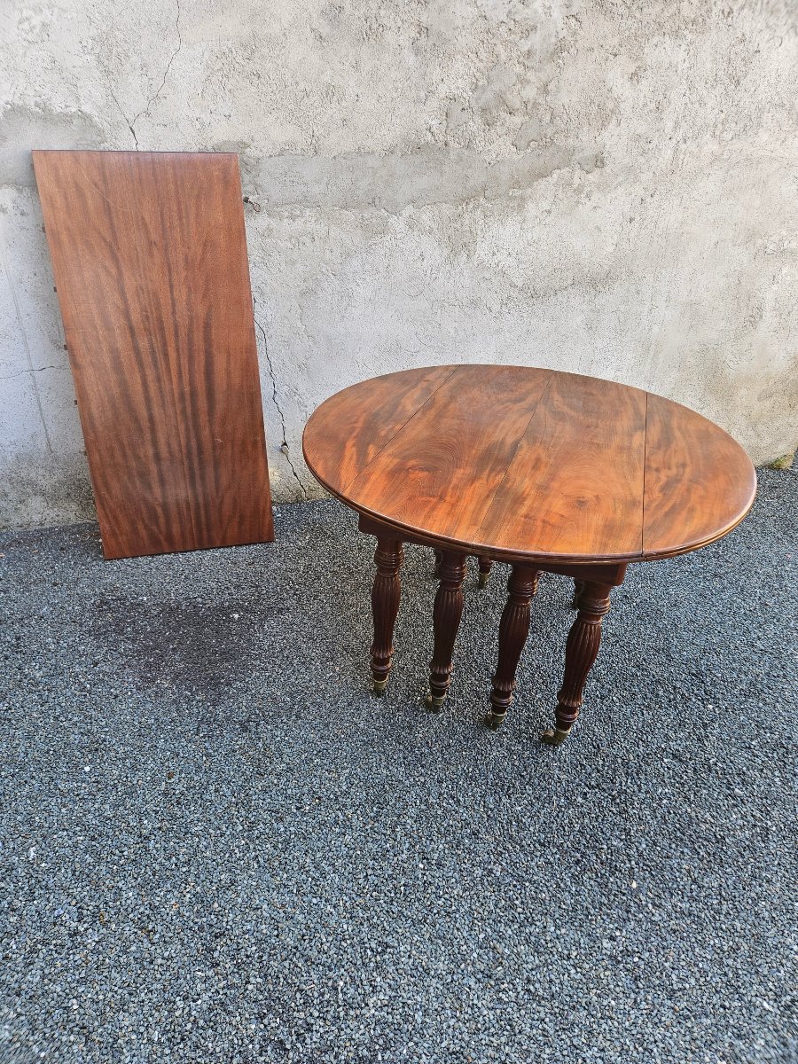 Table à huit pieds, à volets et à rallonges en acajou massif