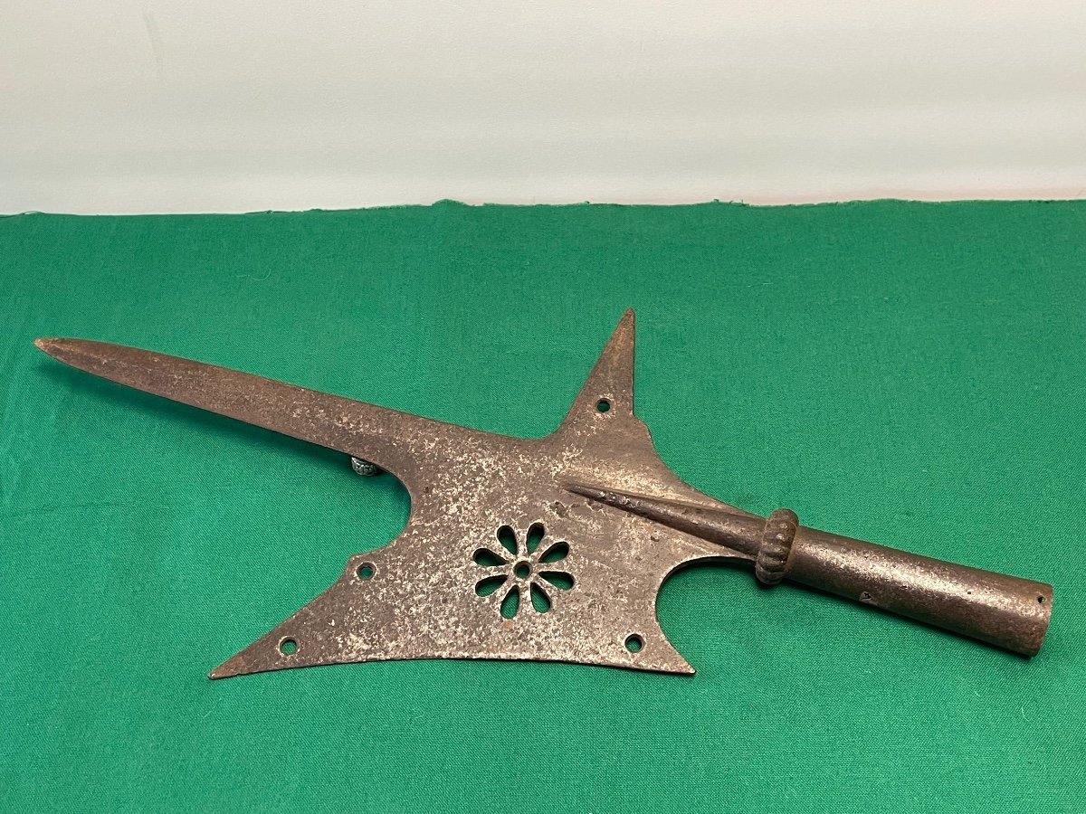 Hallebarde  d'époque  XVIII ème 