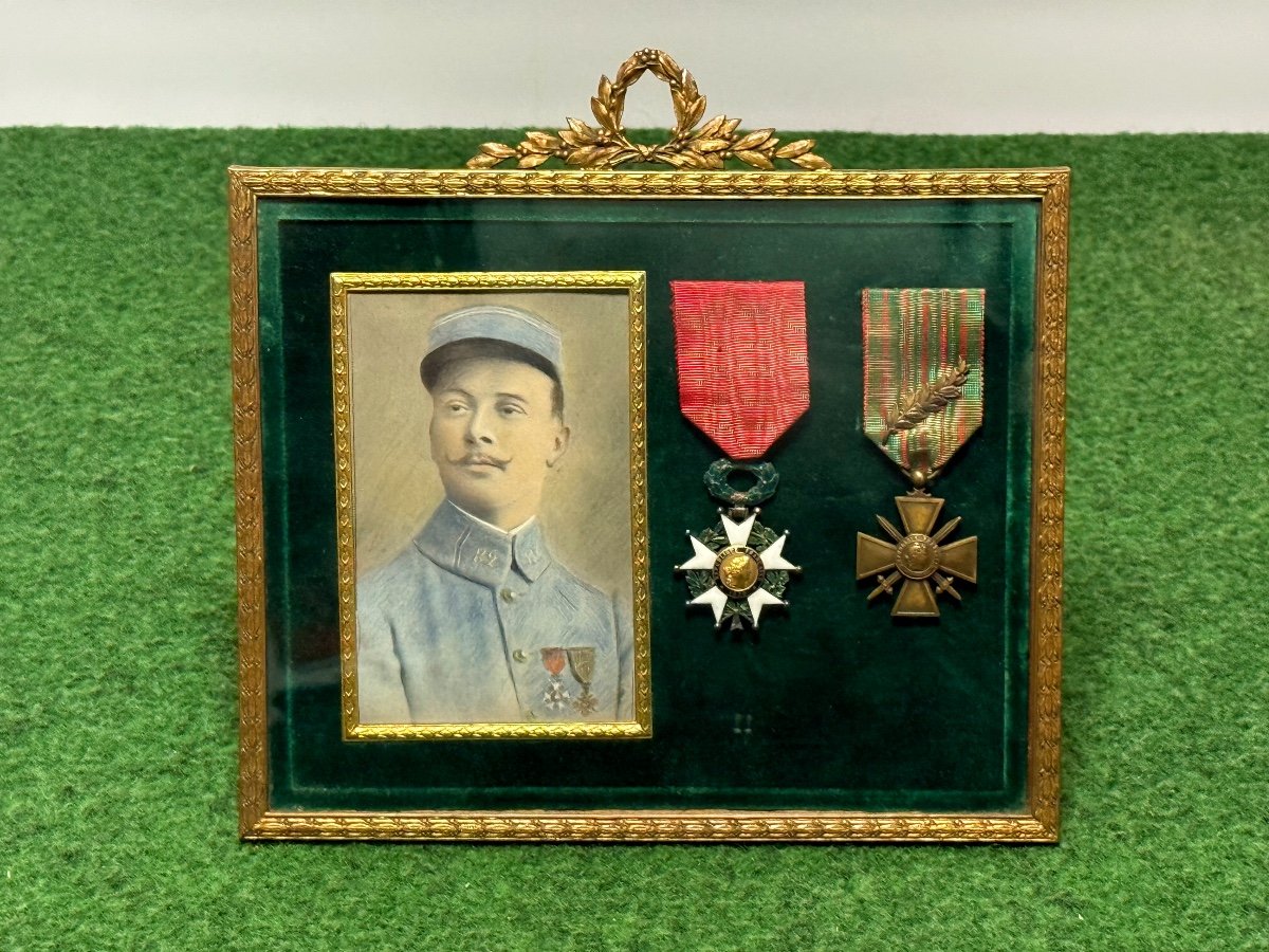  Fusain  d'Un Lieutenant  Du 82 ème Régiment d'Infanterie  De  Ligne  Et Ces Décorations  W W 1