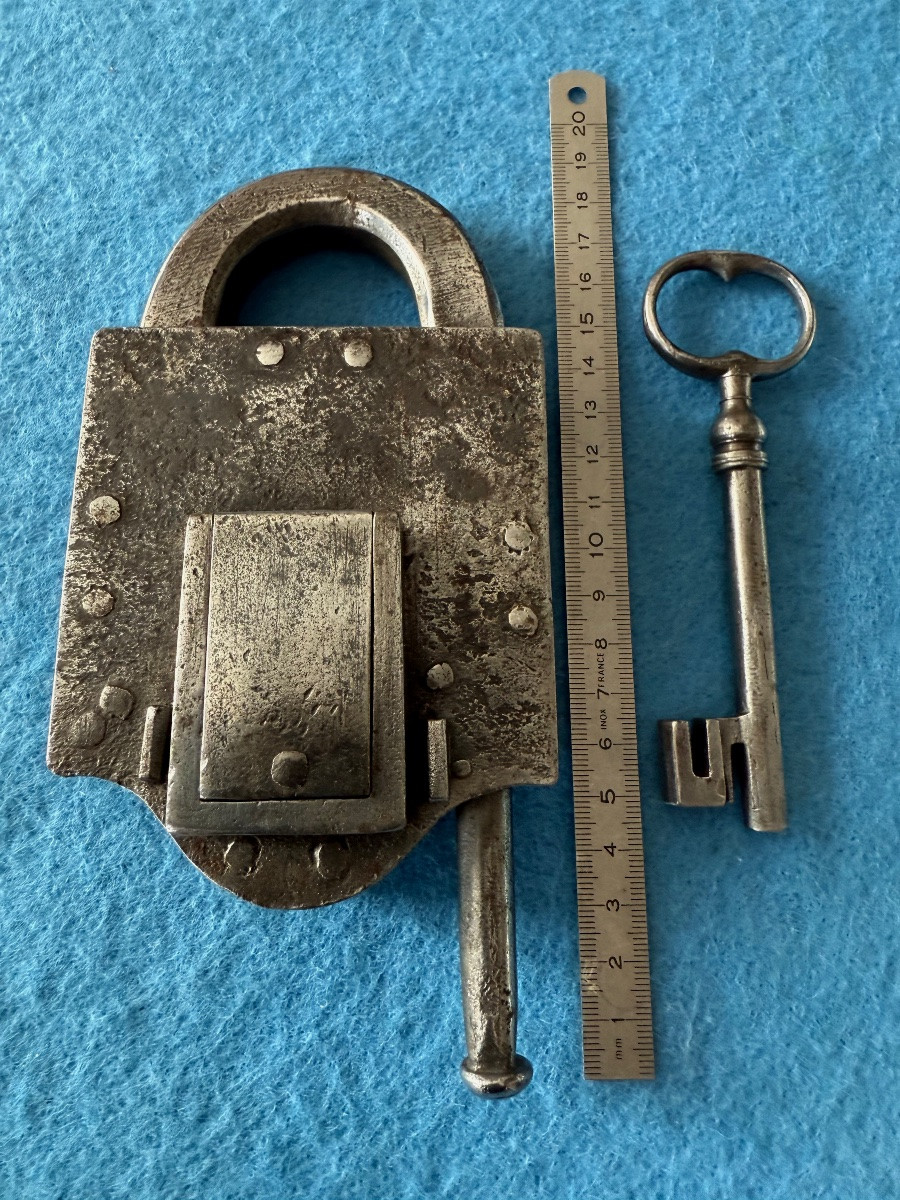 Cadenas   A   Secret  Et  Sa Clef  En  Fer  Forgé  Fin XVIII ème -photo-2