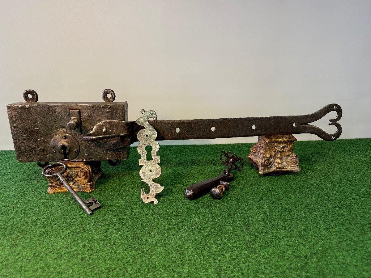 GRANDE SERRURE DE PORTE DE CHATEAU  D'ÉPOQUE   XVII ÈME