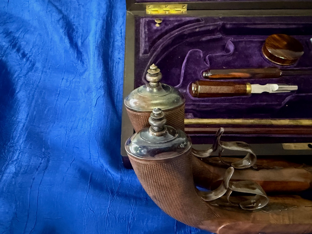 COFFRET  DE  PISTOLETS  DE  DUEL  A  PERCUSSION  D'ÉPOQUE NAPOLÉON III     XVIIII ÈME-photo-2