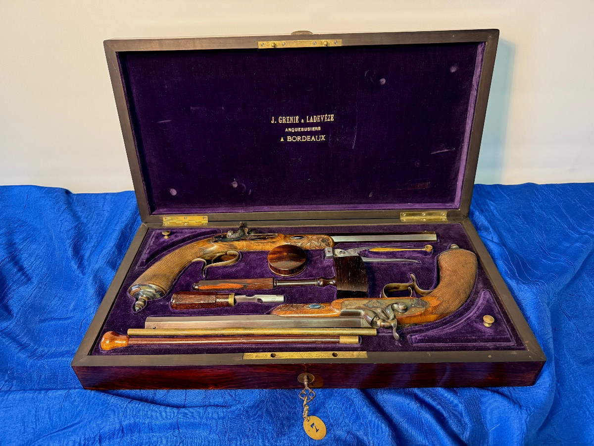 COFFRET  DE  PISTOLETS  DE  DUEL  A  PERCUSSION  D'ÉPOQUE NAPOLÉON III     XVIIII ÈME