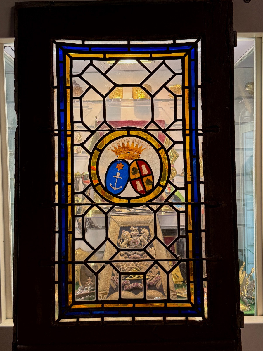 FENÊTRE  COMPLÈTE  AVEC SON VITRAIL AUX ARMOIRIES DE COMTE  D'ÈPOQUE  XVIII ÉME 