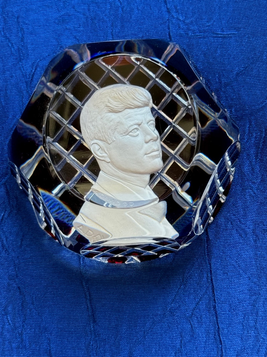 PRESSE PAPIER EN CRISTAL DE SAINT LOUIS ORNÉ D'UN CRISTALLO-CÉRANE  REPRÉSENTANT   JF. KENNEDY 