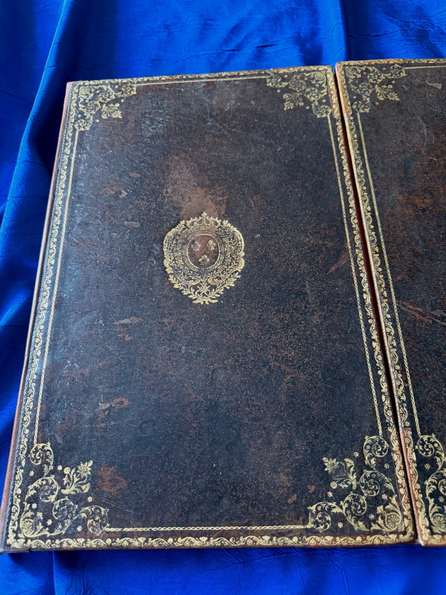 SOUS  MAIN  DE  BUREAU   FAIT AVEC UN LIVRE 18 ÈME  AUX GRANDES ARMES DE FRANCE  -photo-2