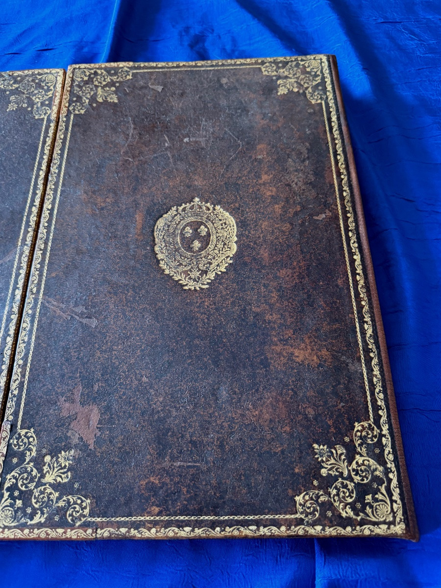 SOUS  MAIN  DE  BUREAU   FAIT AVEC UN LIVRE 18 ÈME  AUX GRANDES ARMES DE FRANCE  -photo-3