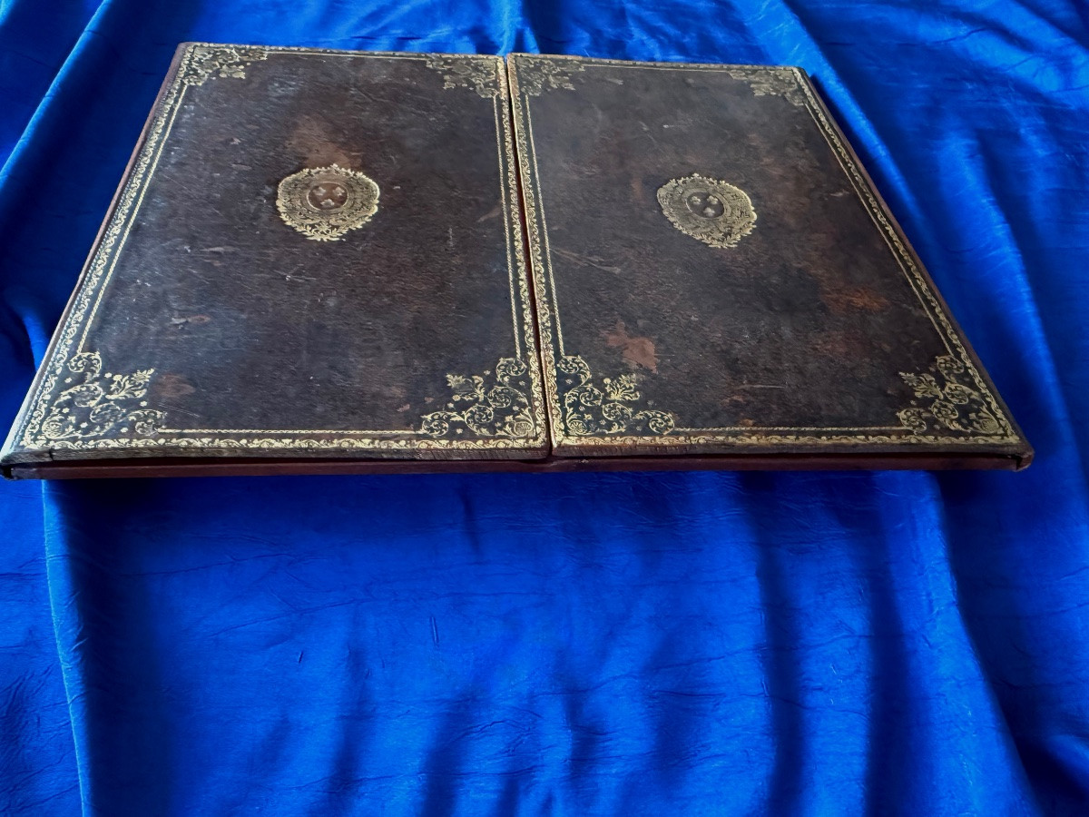 SOUS  MAIN  DE  BUREAU   FAIT AVEC UN LIVRE 18 ÈME  AUX GRANDES ARMES DE FRANCE  -photo-4