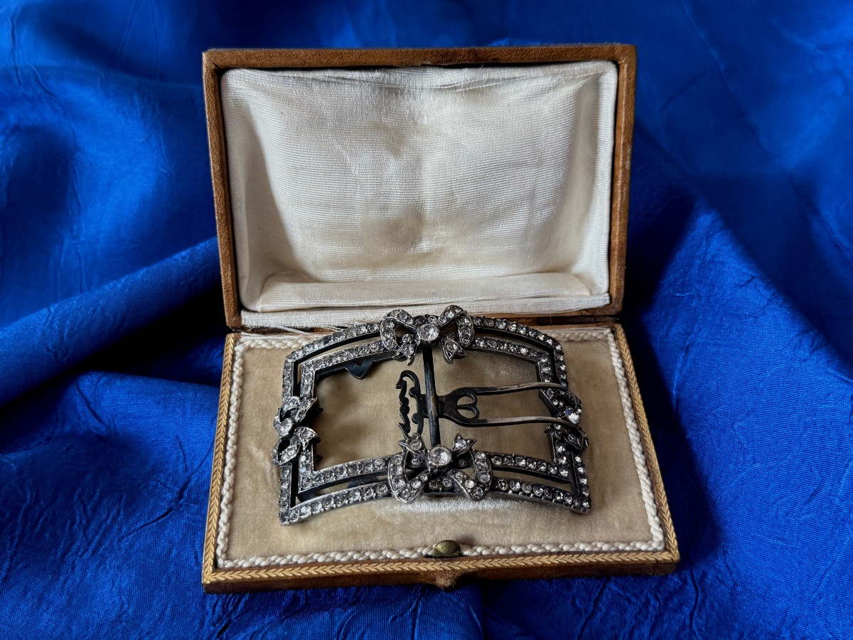 BOUCLE  DE  CEINTURE  A   NOEUDS DANS SON ÉCRIN   D'ÉPOQUE  19 ÈME 