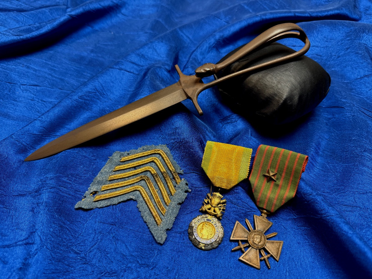 DAGUE  SQUELETTE  TÈTE DE  SERPENT  NETTOYEUR DE TRANCHÉES  PAR H.  CAUX  A  HESDIN  1914/1918 