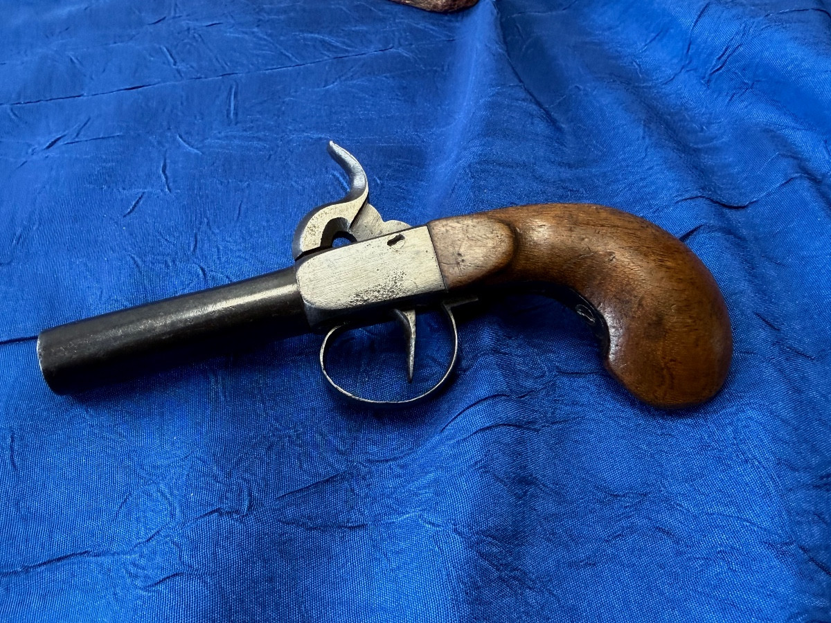PISTOLET DE VOYAGE  A PERCUSSION A COFFRE  POUDRE NOIRE  19 ÈME 