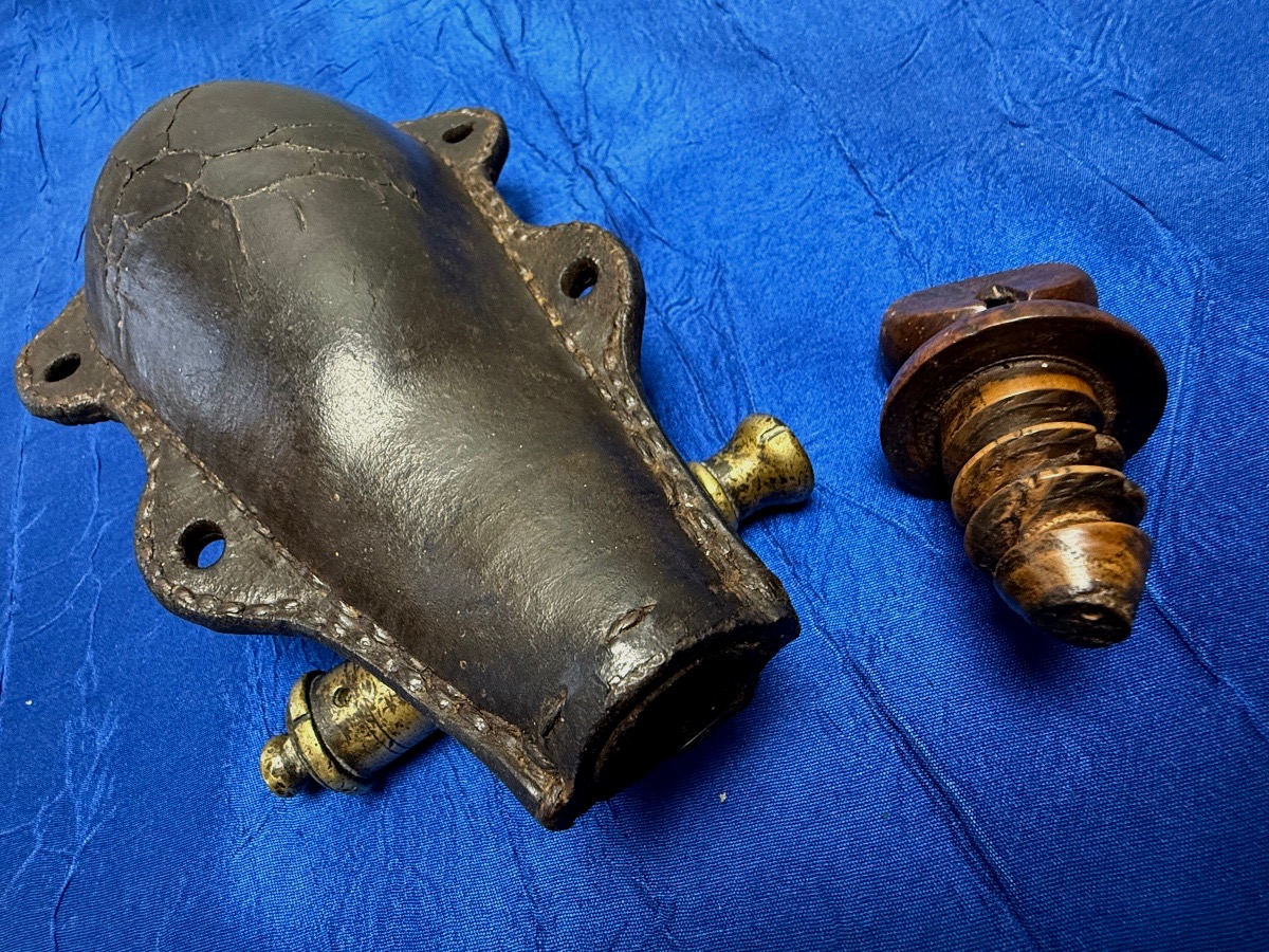 POIRE A POUDRE  MILITAIRE  DE  DRAGON   VERS  1690  1700   XVII ÈME  -photo-1