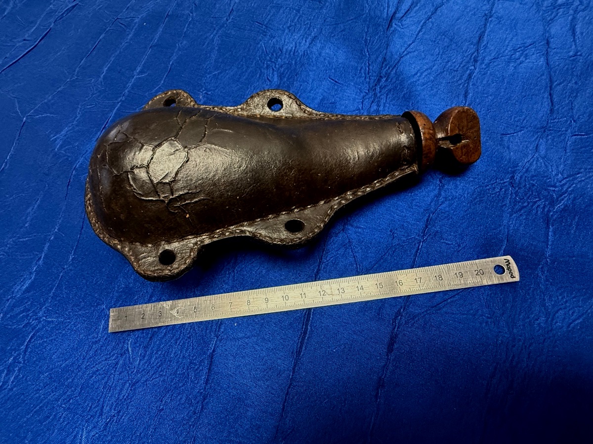 POIRE A POUDRE  MILITAIRE  DE  DRAGON   VERS  1690  1700   XVII ÈME  -photo-4