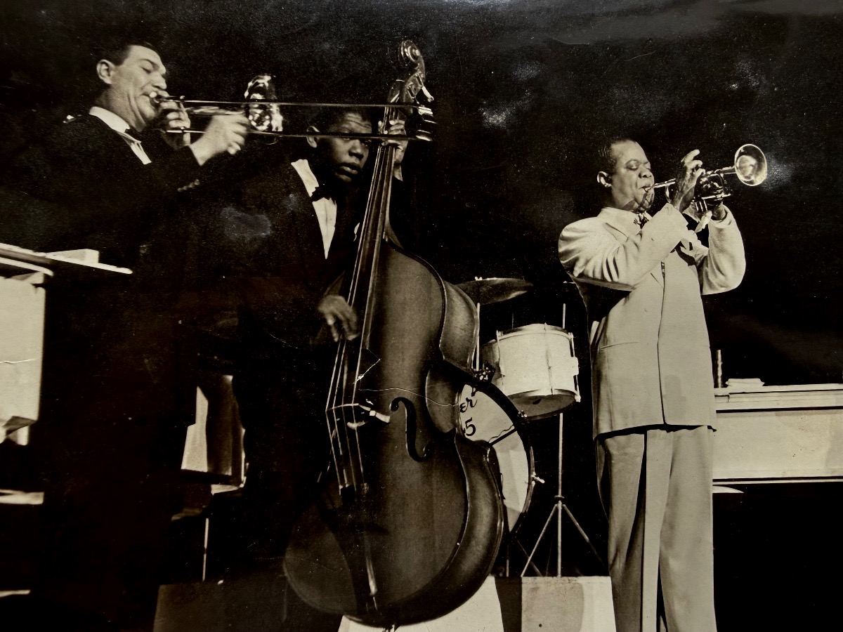 LOUIS  ARMSTRONG  PHOTOGRAPHIE  GRAND FORMAT  DÉDICACÉE  ET  SIGNÉE  PAR  L'ARTISTE   1948 -photo-2