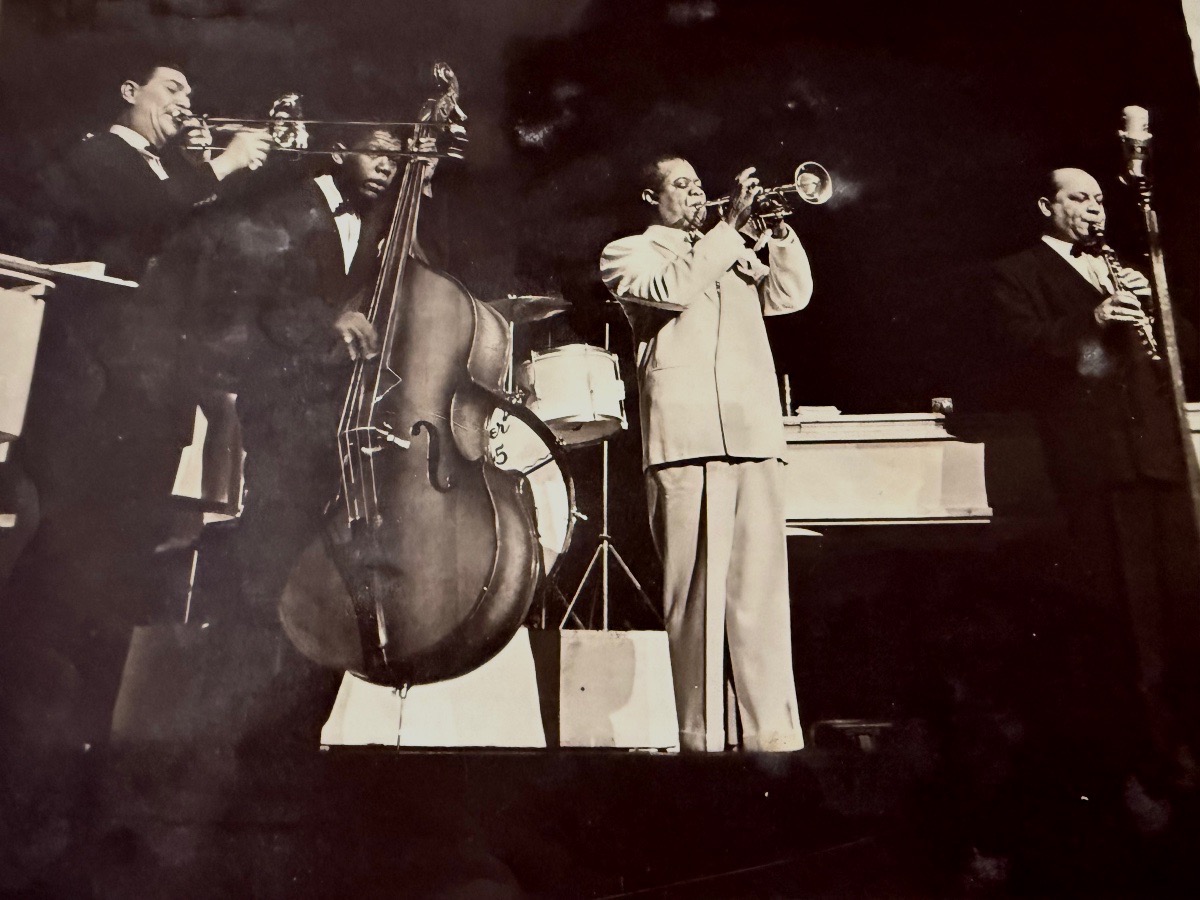 LOUIS  ARMSTRONG  PHOTOGRAPHIE  GRAND FORMAT  DÉDICACÉE  ET  SIGNÉE  PAR  L'ARTISTE   1948 -photo-3
