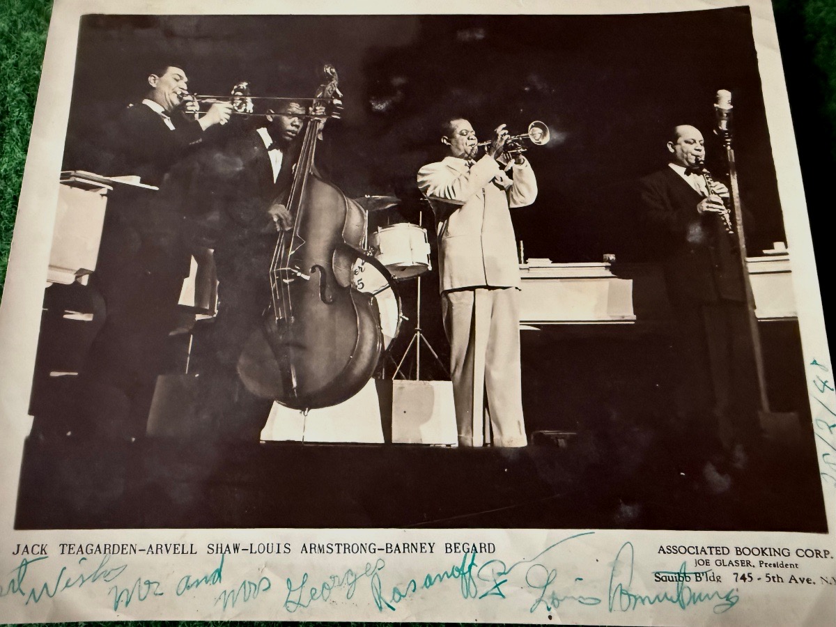 LOUIS  ARMSTRONG  PHOTOGRAPHIE  GRAND FORMAT  DÉDICACÉE  ET  SIGNÉE  PAR  L'ARTISTE   1948 -photo-2