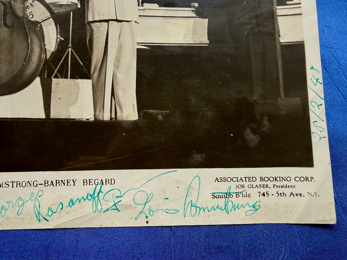 LOUIS  ARMSTRONG  PHOTOGRAPHIE  GRAND FORMAT  DÉDICACÉE  ET  SIGNÉE  PAR  L'ARTISTE   1948 -photo-3