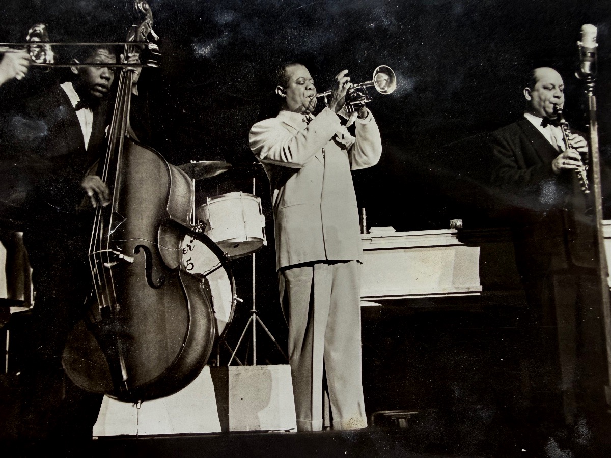 LOUIS  ARMSTRONG  PHOTOGRAPHIE  GRAND FORMAT  DÉDICACÉE  ET  SIGNÉE  PAR  L'ARTISTE   1948 