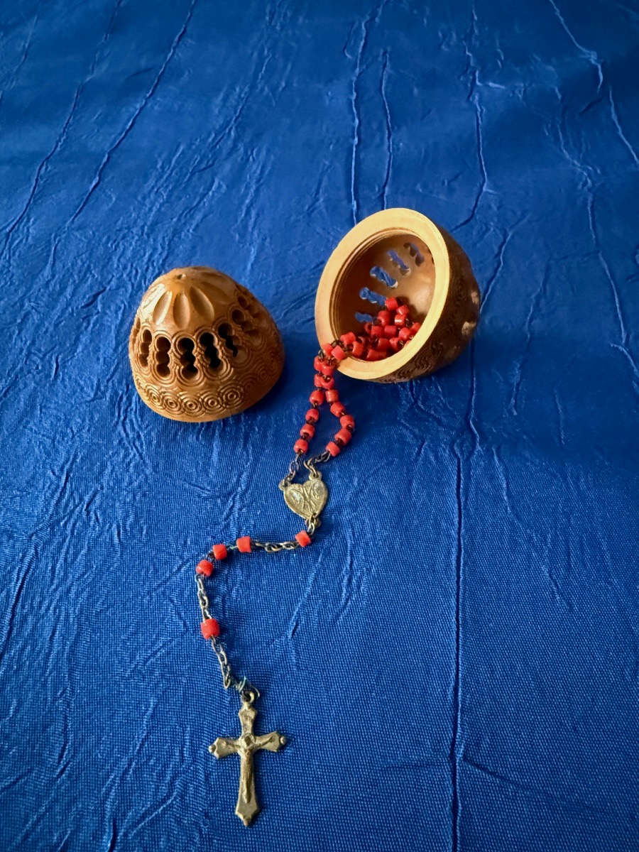 NOIX DE COROZO  ET SON CHAPELET  EN CORAIL ROUGE  D'ÉPOQUE 19 ÈME 