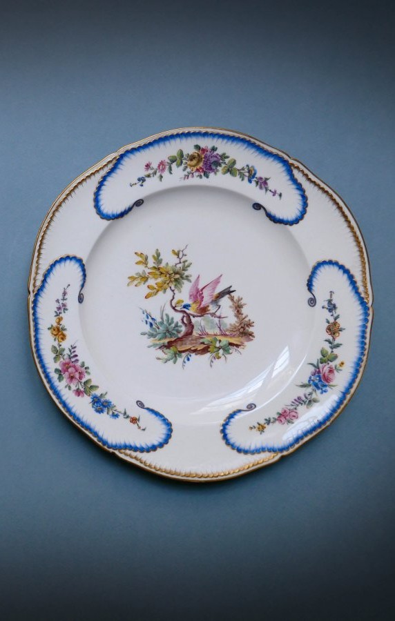 Sèvres - Paire d'Assiettes En Porcelaine Dure XXe Siècle 