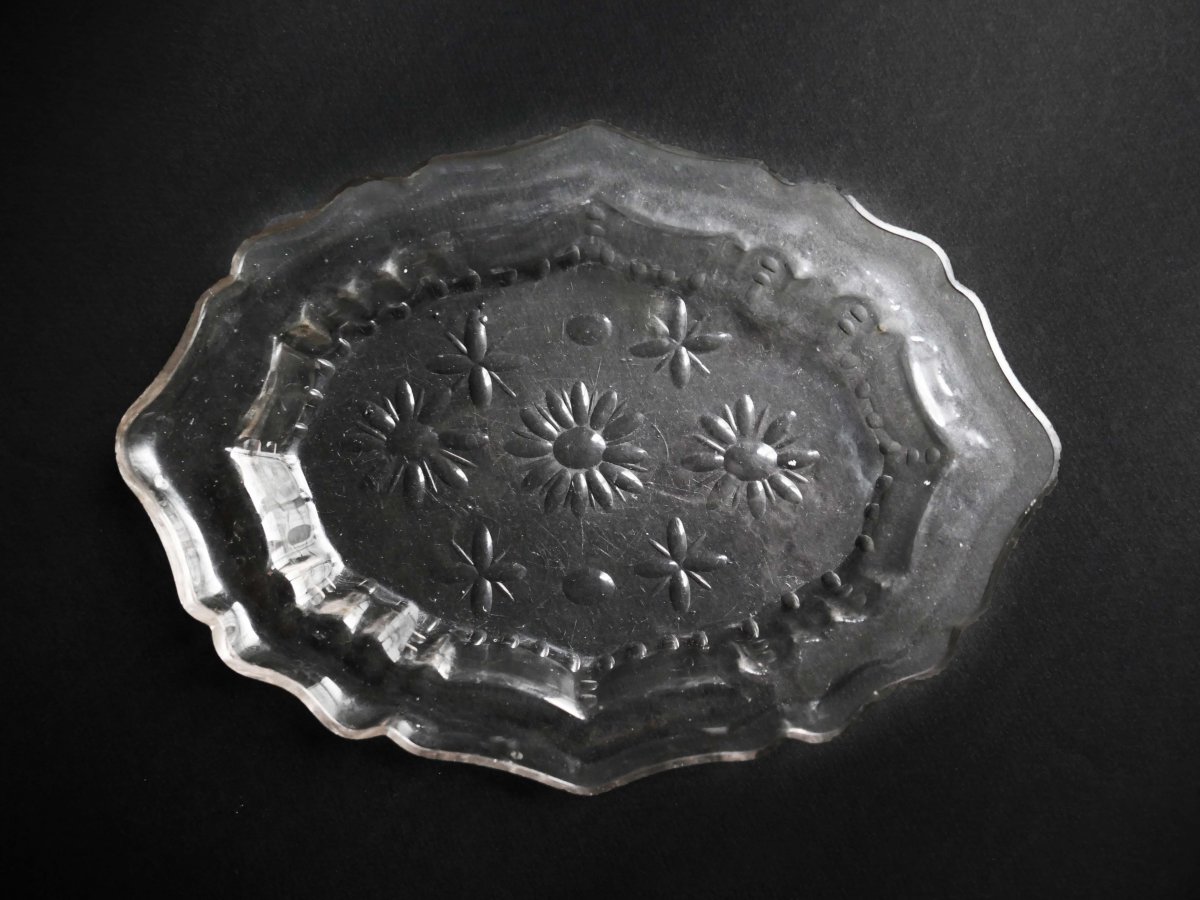 Scalloped Oval Dish In Cut And Molded Glass - 18th Century