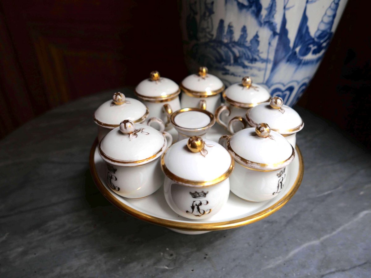 Porcelaine De Paris - 8 Pots à Crème Et Leur Présentoir  - XIXeme Siècle