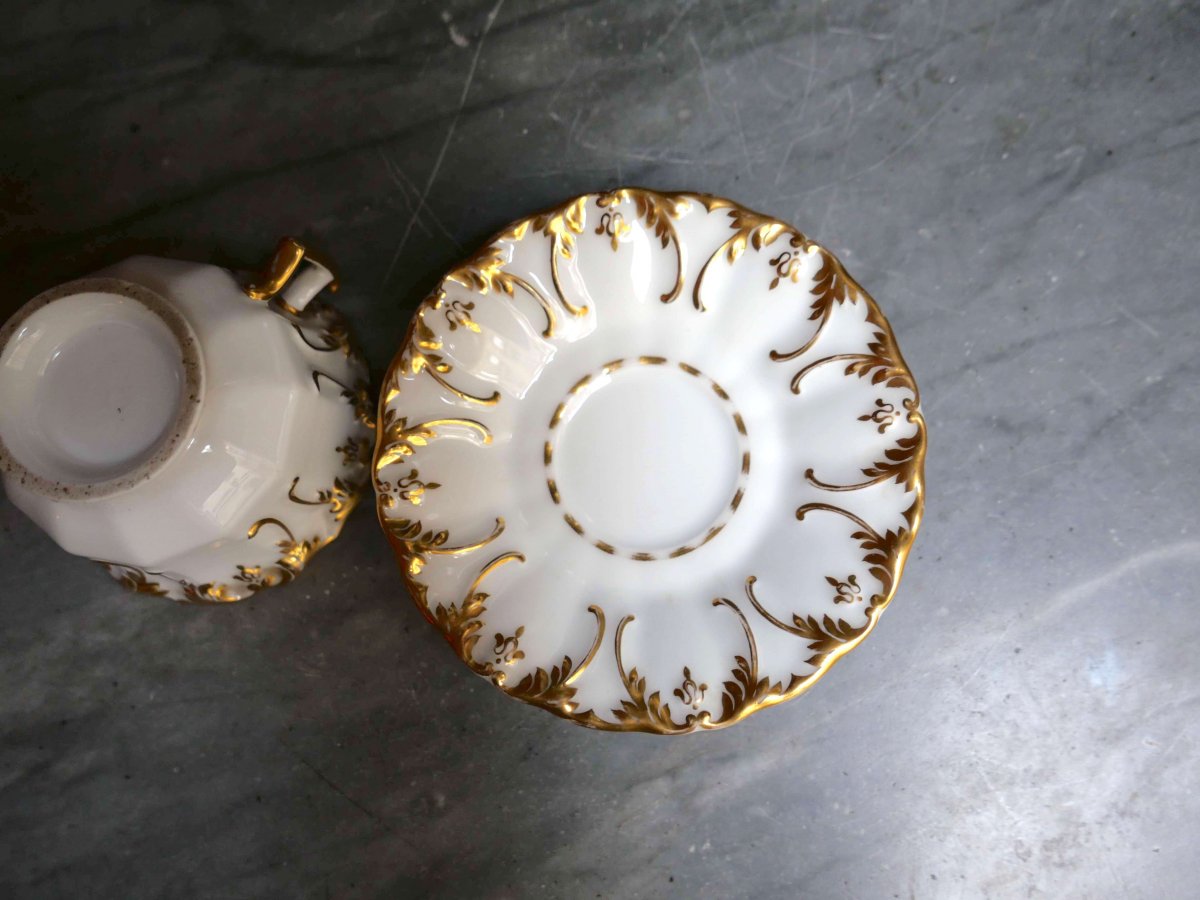 Porcelaine De Paris - Une Tasse Et Sa Sous Tasse à Décor Floral En Relief Et Or - XIXe Siècle -photo-1