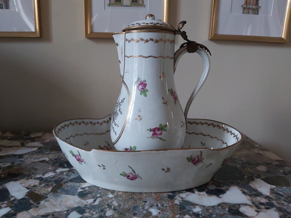 Paris Porcelain - Ewer And Its Basin Decorated With Roses And Doves - Eighteenth Century