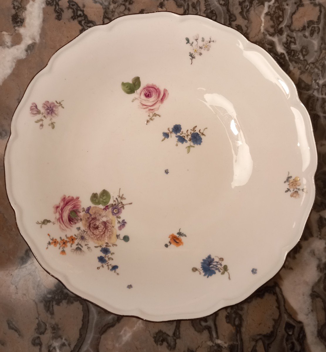 Meissen - Round  Dish And Decor Of Detached Bouquets - Eighteenth Century