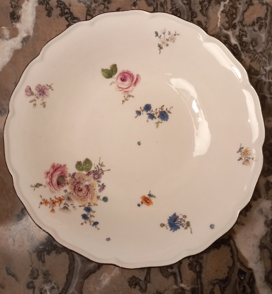 Meissen - Plat Rond A Décor De Bouquets Détachés- XVIIIe Siècle 