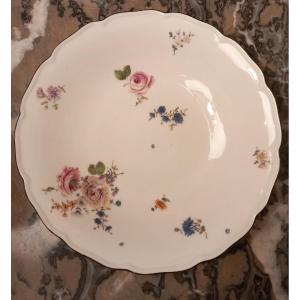 Meissen - Plat Rond A Décor De Bouquets Détachés- XVIIIe Siècle 