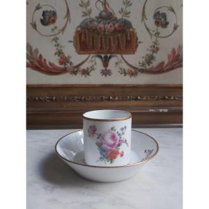 Manufacture Du Duc d'Angoulême - Tasse En Porcelaine A Décor De Jetés De Fleurs XVIIIe Siècle