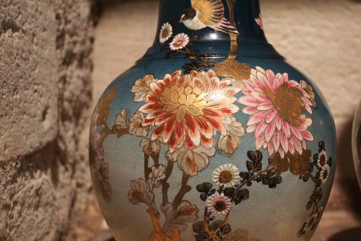 Paire De Vases En Faïence à Fond Bleu à Décor d'Oiseaux Et Fleurs, Satsuma, Japon Vers 1900-photo-1