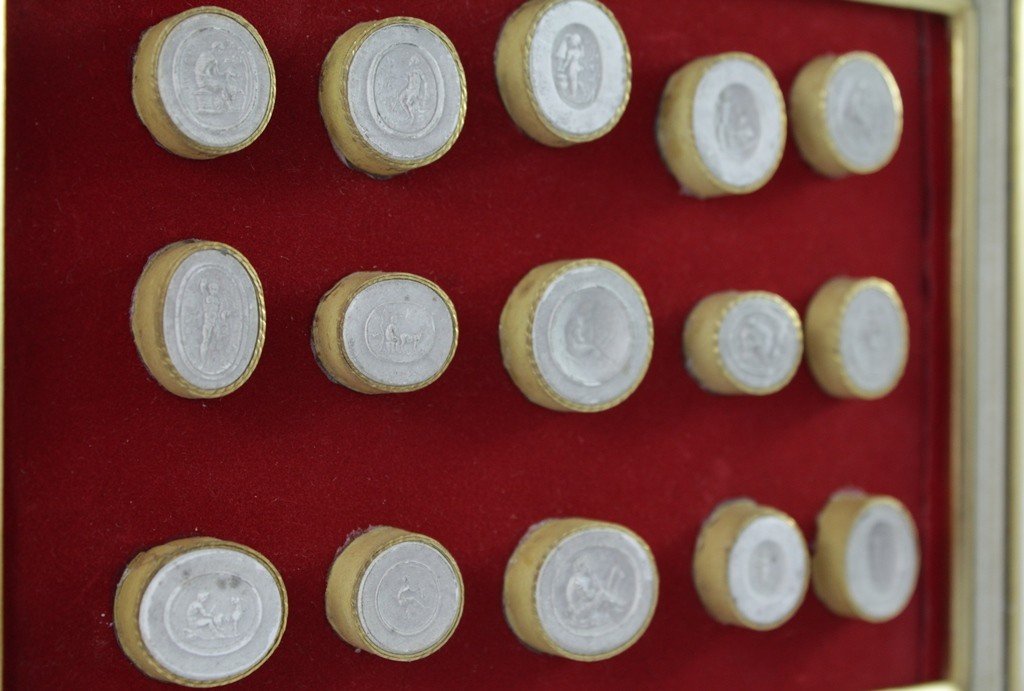 Quinze Camées En Plâtre "intailles" d'Après l'Antique 19ème Siècle