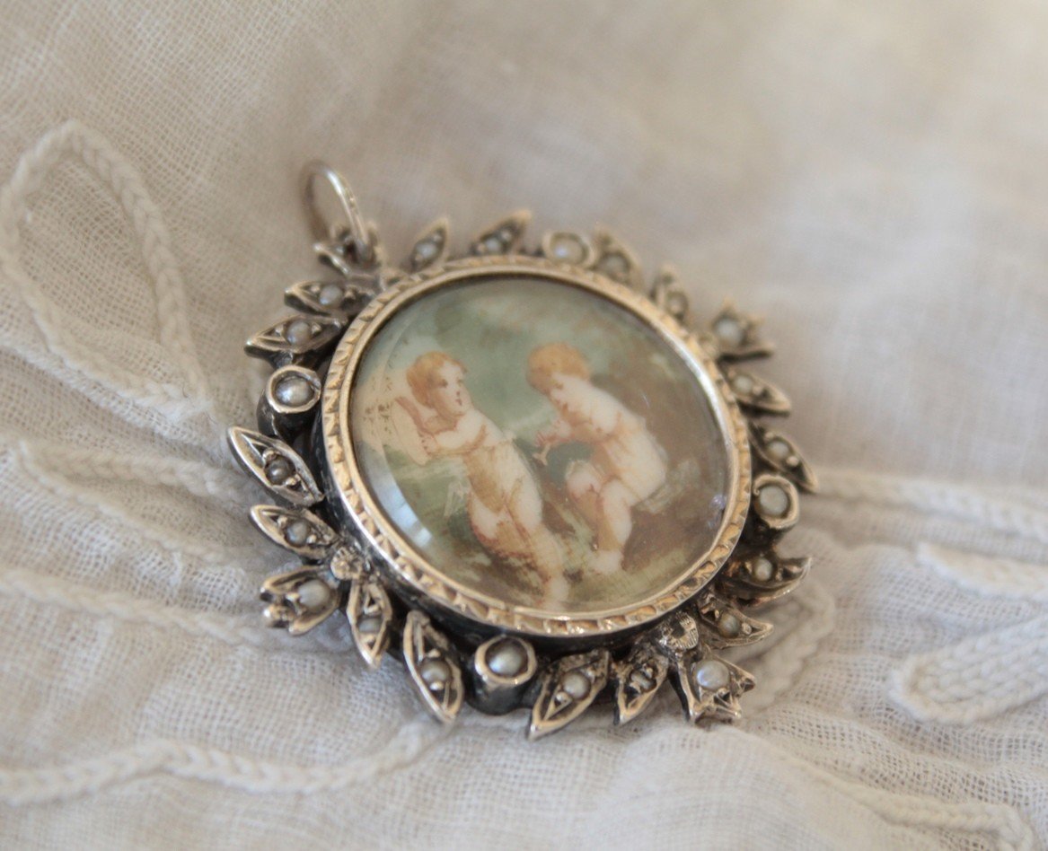 Pendentif  En Métal Argenté Et Demi Perles Avec Miniature Peinte 19ème Siècle-photo-1