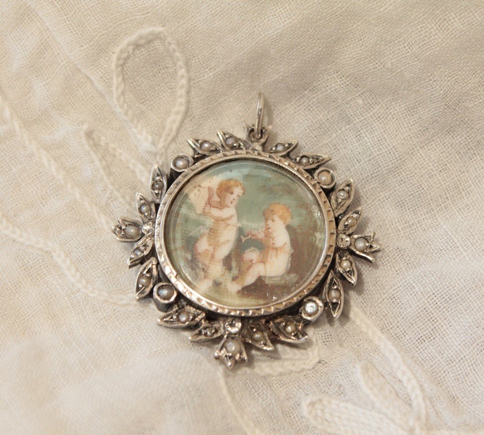 Pendentif  En Métal Argenté Et Demi Perles Avec Miniature Peinte 19ème Siècle