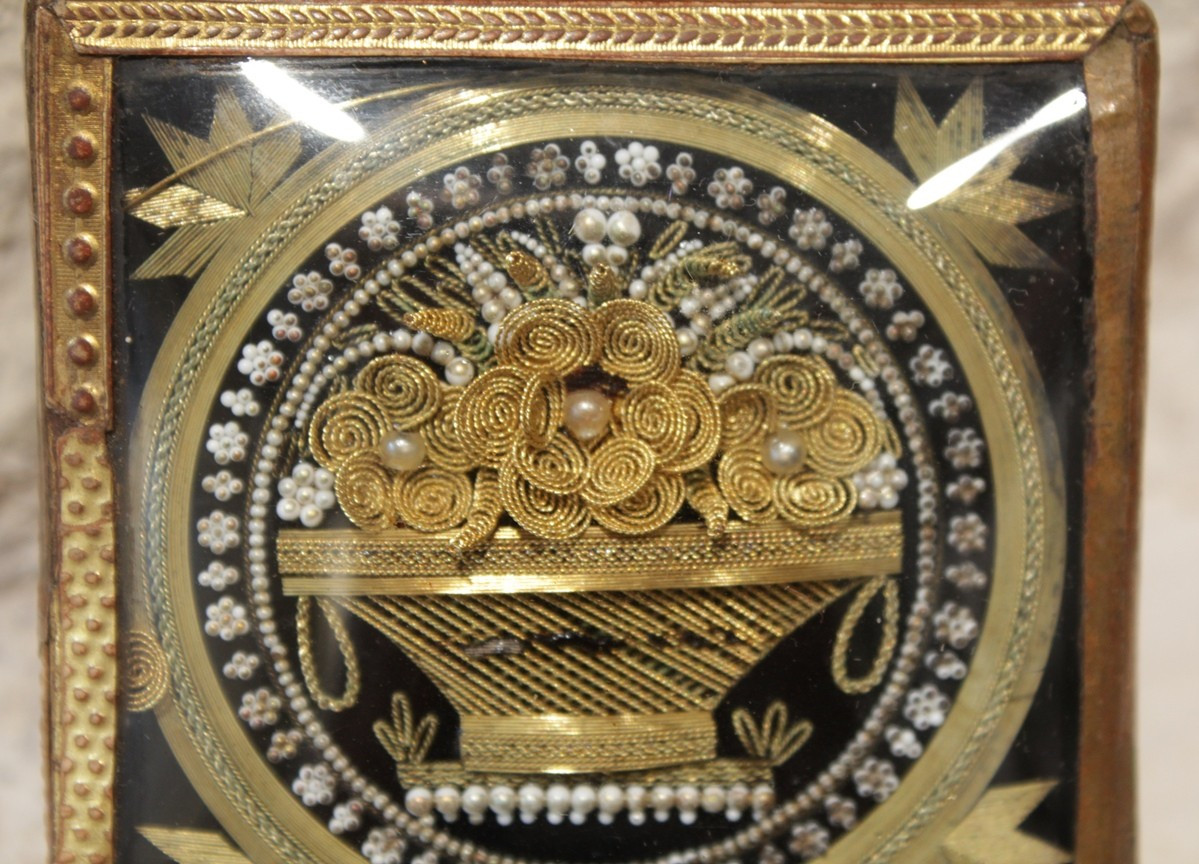 Small Box With A Floral Basket Decoration In Gold Thread Under Glass, 19th Century Period-photo-4