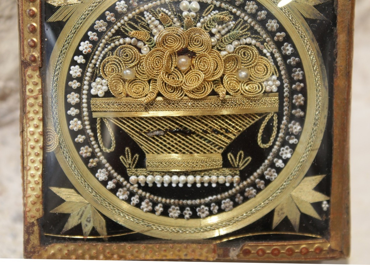 Small Box With A Floral Basket Decoration In Gold Thread Under Glass, 19th Century Period-photo-1