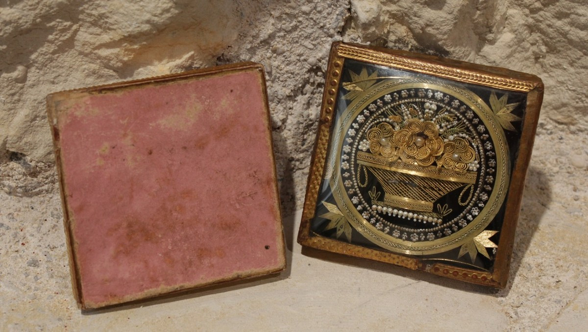 Small Box With A Floral Basket Decoration In Gold Thread Under Glass, 19th Century Period-photo-3