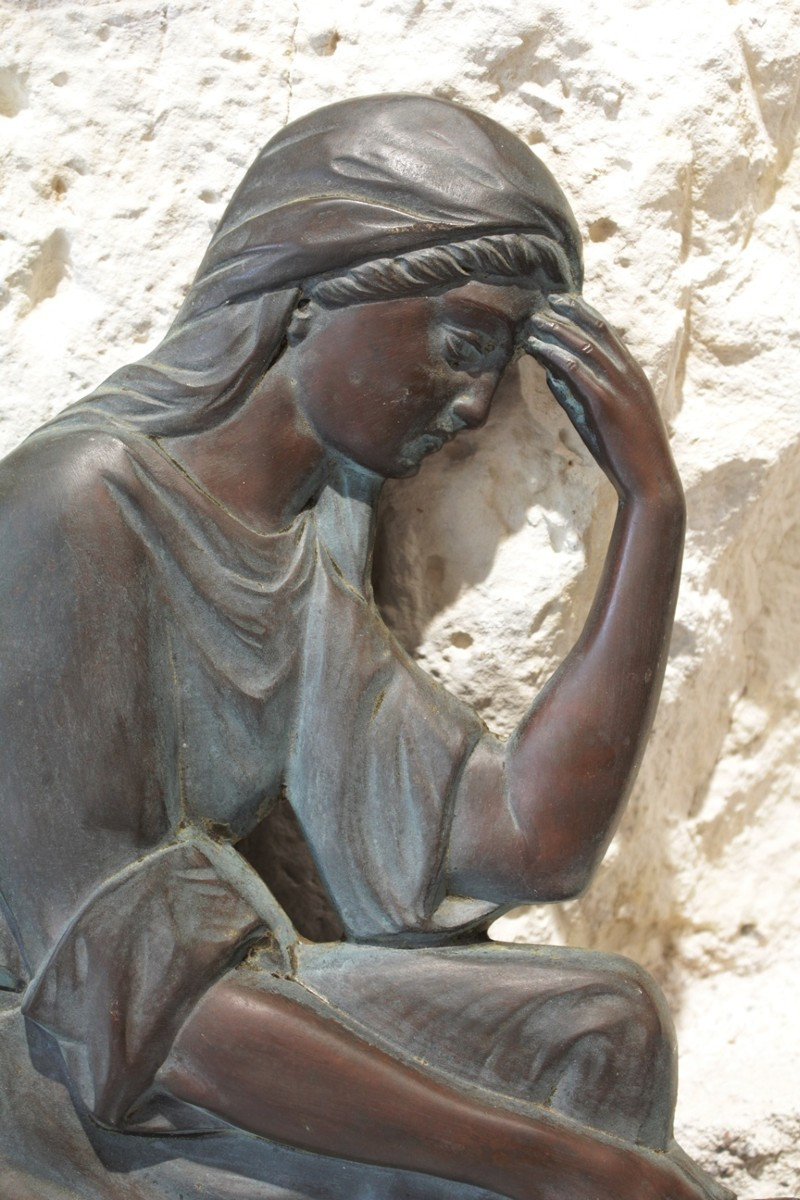 Sculpture en bas relief en bronze 'Pleureuse' signé M. Thomas vers 1930-photo-2